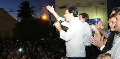 Camilo Santana anuncia nova adutora para Quixeramobim durante festejos de Santo Antônio