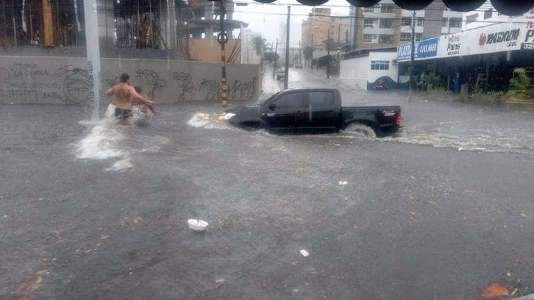 Chuva em Fortaleza causa alagamentos e engarrafamento no trânsito