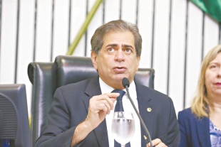 Secretário fala na AL sobre a crise de água no Ceará