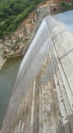 Barragem Germinal, em Palmácia, sangra neste domingo; veja vídeo