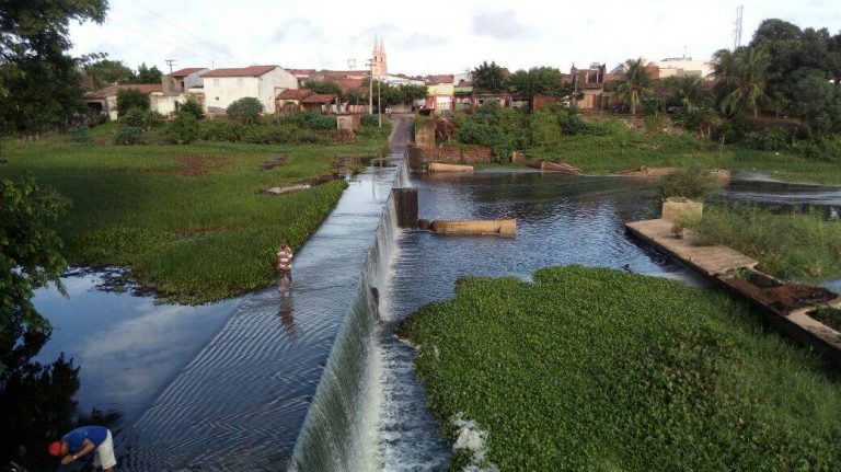 Rio Salgado, em Lavras da Mangabeira, tem primeira cheia do ano e abastece o Castanhão