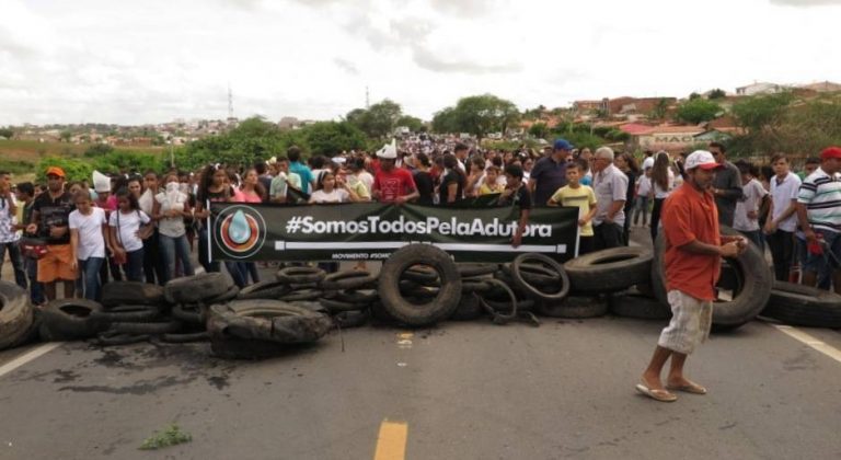 População de Boa Viagem bloqueia BR-020 em protesto pela instalação de adutora