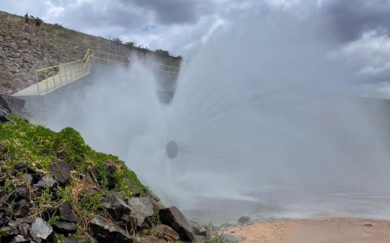 Após ação da Cogerh, Açude Banabuiú volta a liberar água pela válvula dispersora