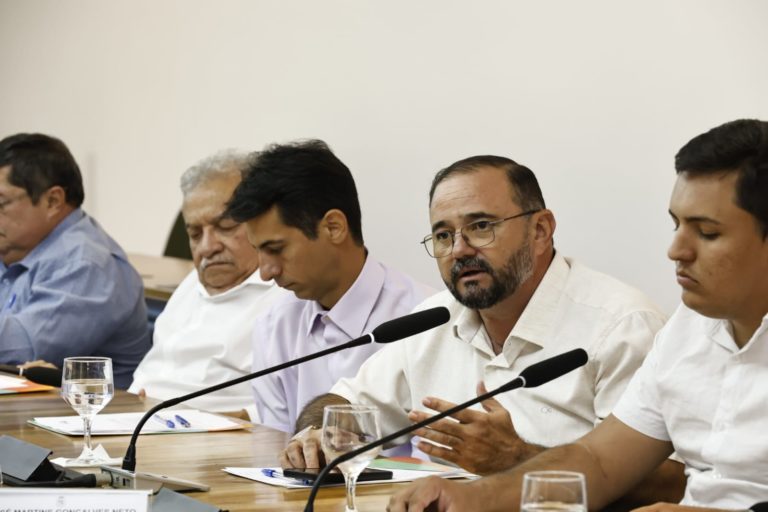 Comitê da Sub-Bacia Hidrográfica do Rio Banabuiú participa de encontro para discutir demandas hídricas com o governador Elmano de Freitas